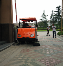 四川掃地車在溫江園區道路的清潔