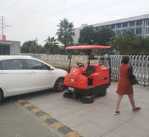 成都電動掃地機在溫江農業技術學院的運用